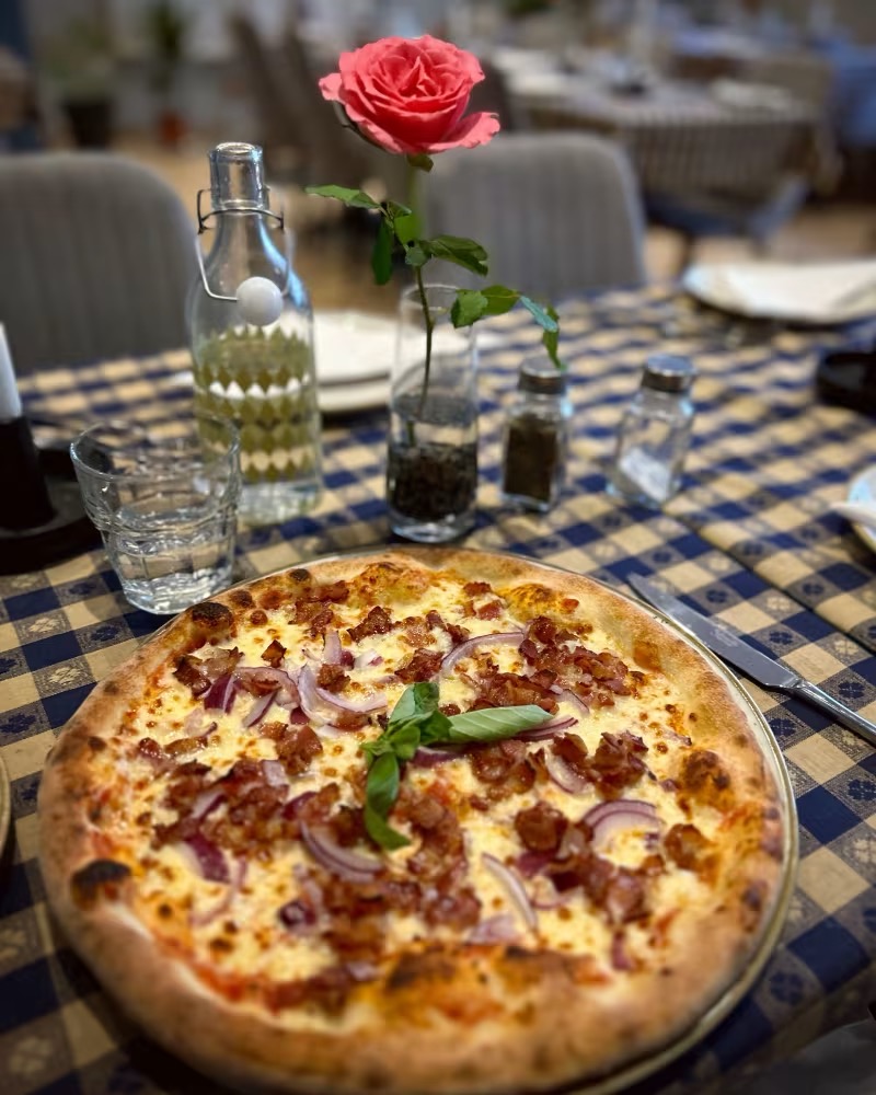 Nyöppnad liten restaurang med bästa läge grillkebab & pizza