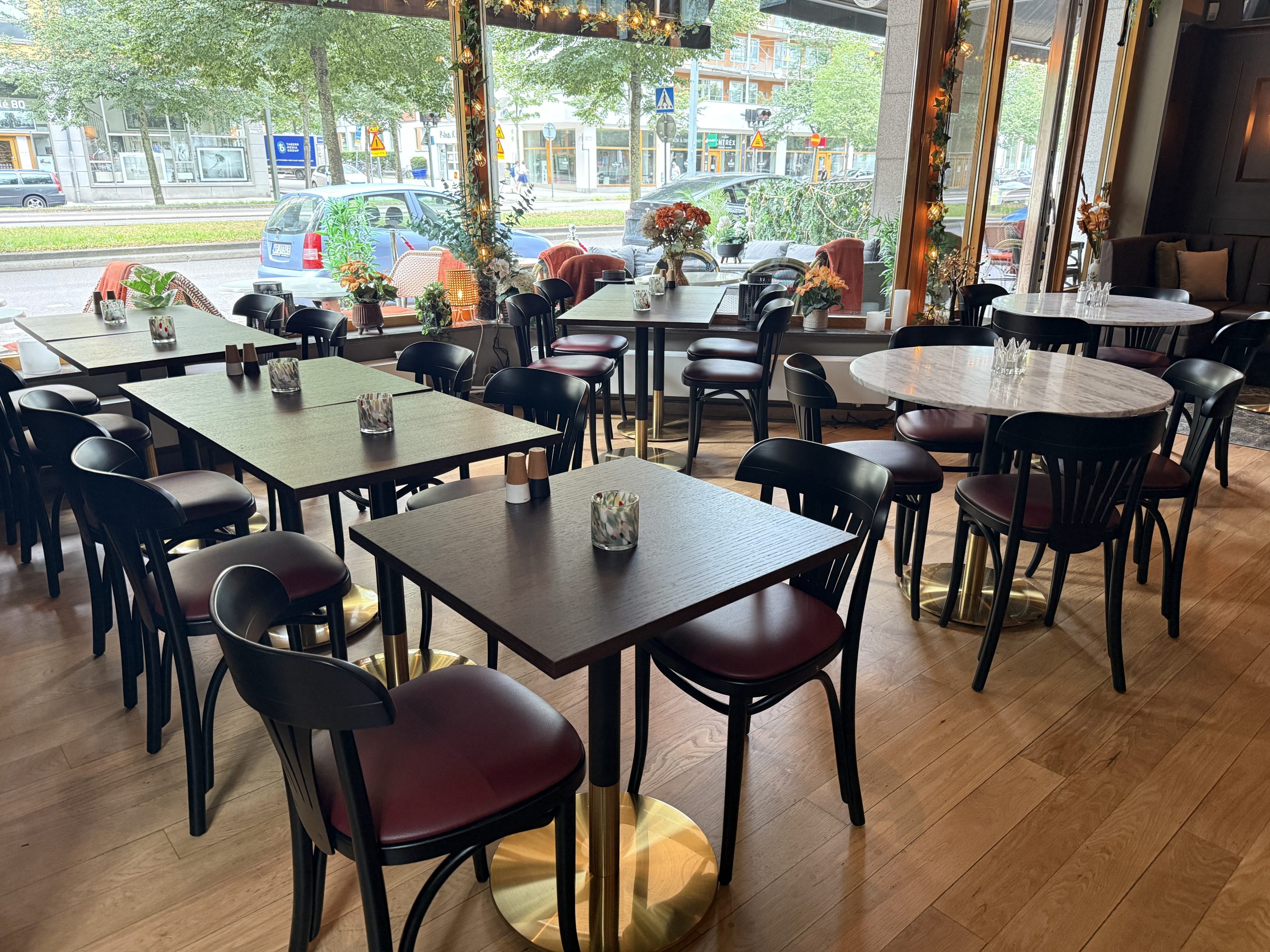 Flexibel mötes- och eventmiljö med bord och stolar