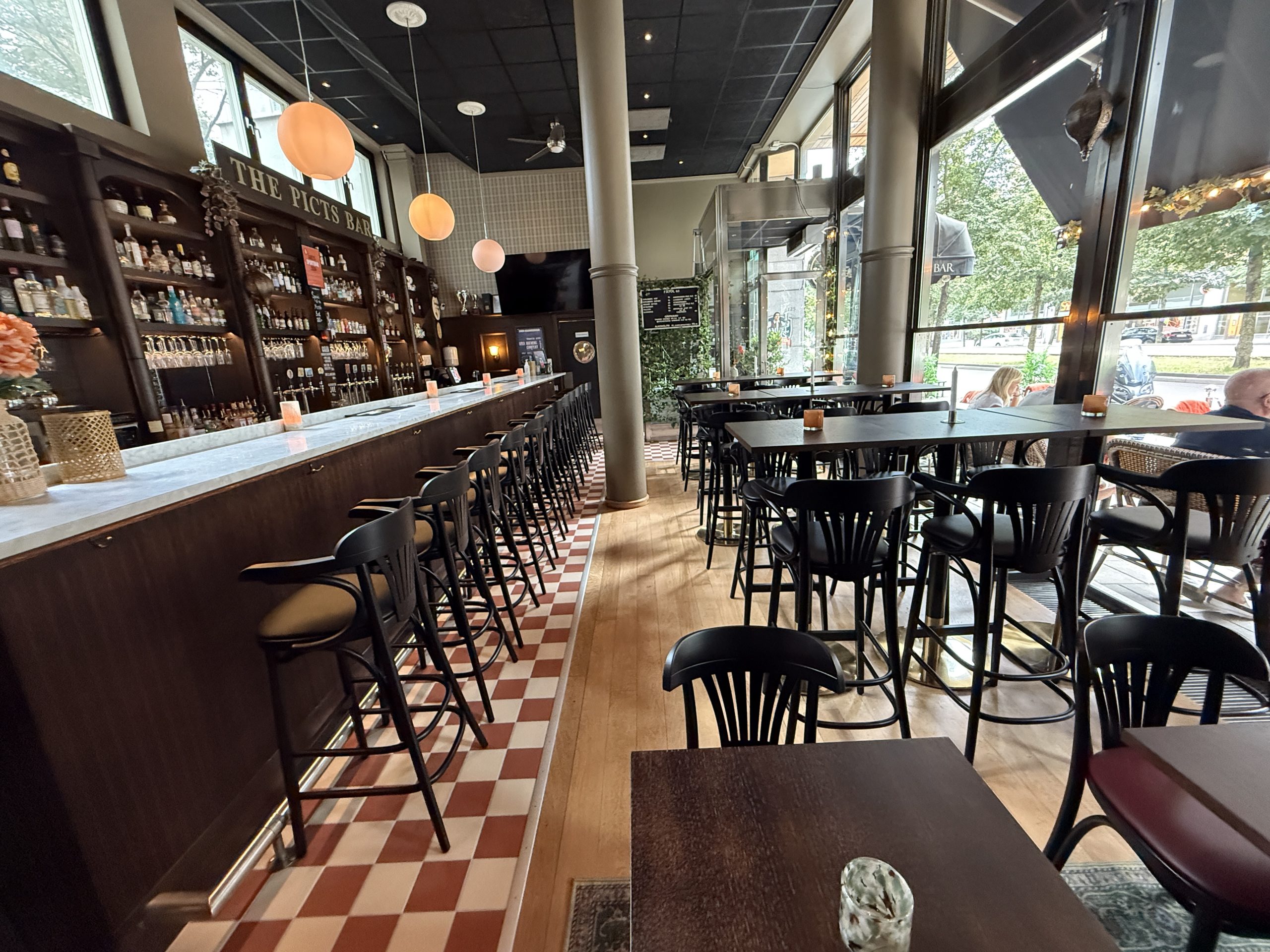 Bar- och restaurangmiljö med barstolar och matbord